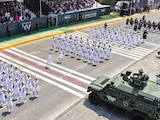 Las fuerzas Armadas y civiles desfilaron por Bulevar 5 de Mayo, en Puebla, ayer