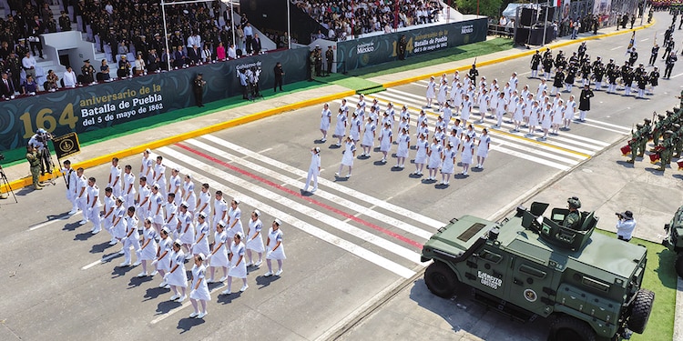 Las fuerzas Armadas y civiles desfilaron por Bulevar 5 de Mayo, en Puebla, ayer
