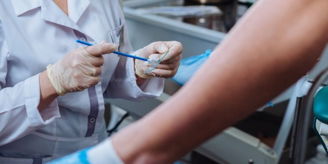 La práctica sigue siendo llevada a cabo por médicos.