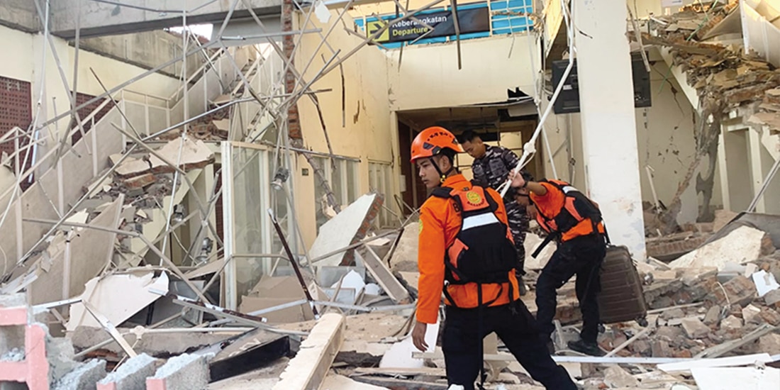 Socorristas revisan una estructura colapsada, ayer, en Maumere, Indonesia.