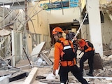 Socorristas revisan una estructura colapsada, ayer, en Maumere, Indonesia.