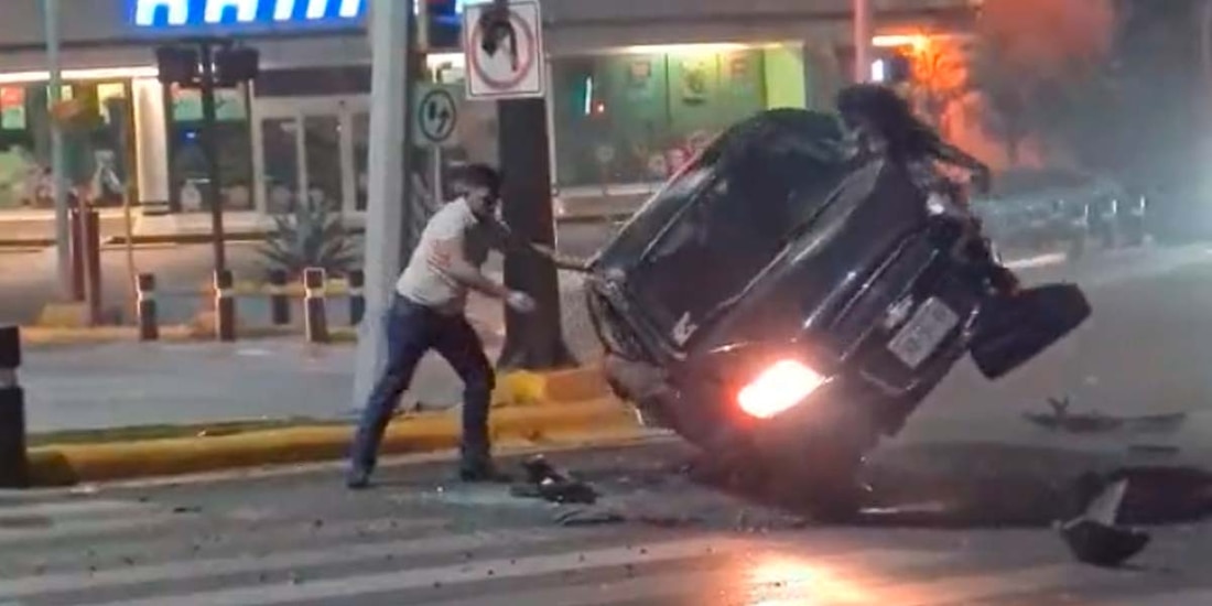 En un video se puede ver cómo el sujeto accidentado empuja y voltea el automóvil