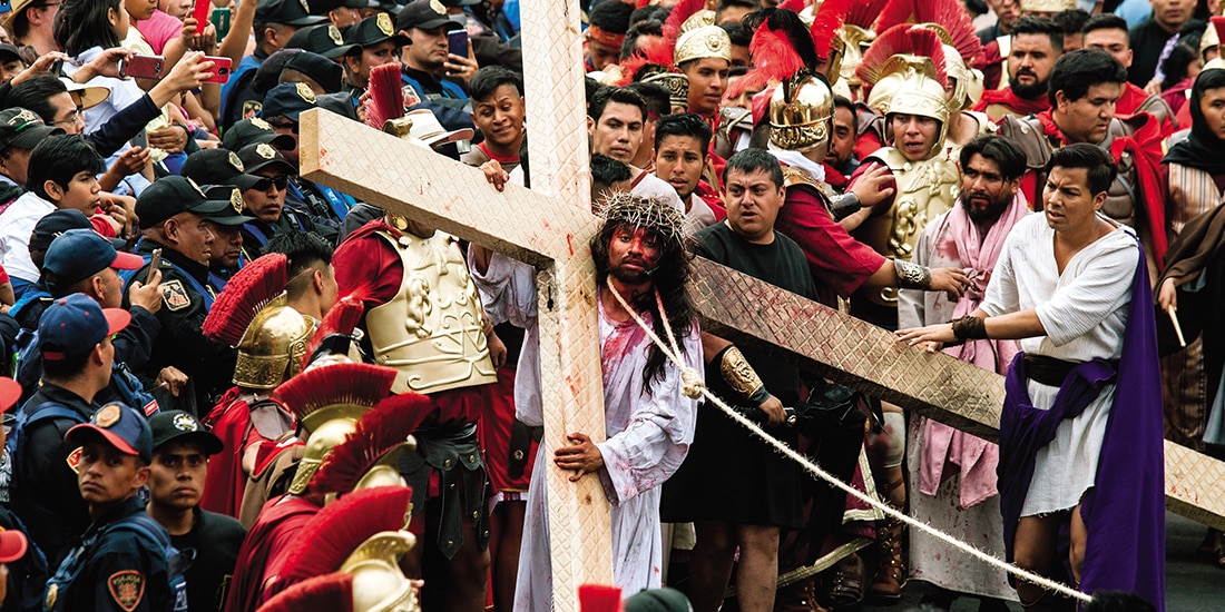 Escena del viacrusis en Iztapalapa, representado por sus habitantes.