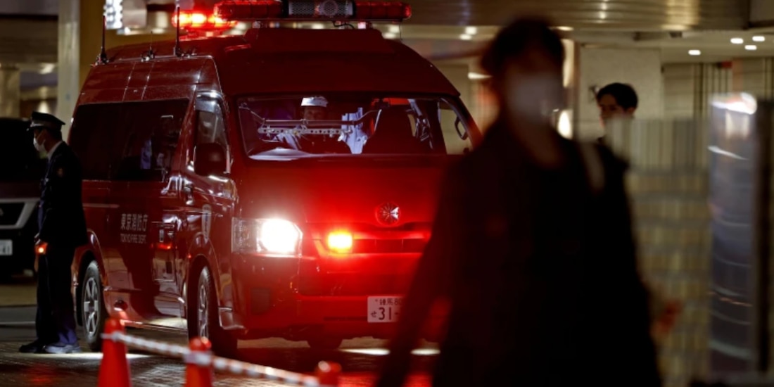 La policía arriba al lugar donde ocurrió el apuñalamiento en Tokio, el 26 de marzo del 2026.