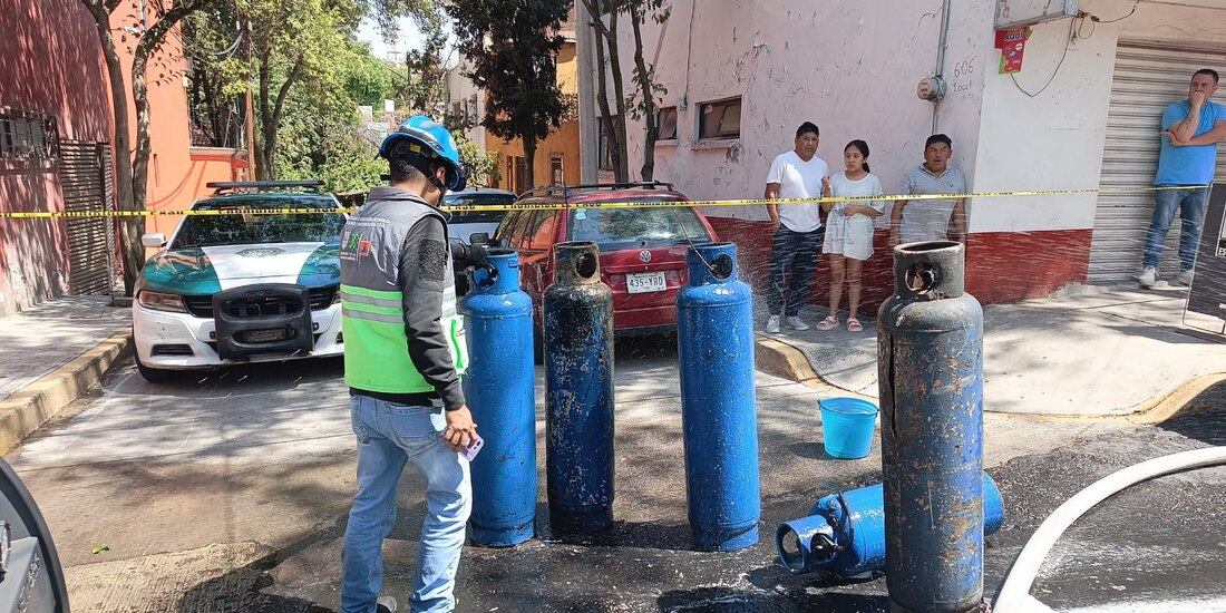 Una fuerte explosión por acumulación de gas LP en la colonia Flor de María, en Álvaro Obregón, provocó la muerte de una menor y dejó tres personas lesionadas.