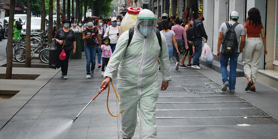 Un hombre desinfecta los pasos peatonales del Centro Histórico capitalino, ayer.