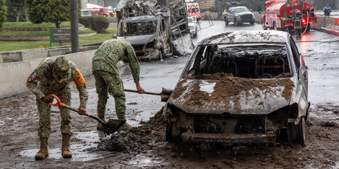 Elementos del Ejército realizan labores en la zona donde explotó una pipa de gas en Iztapalapa