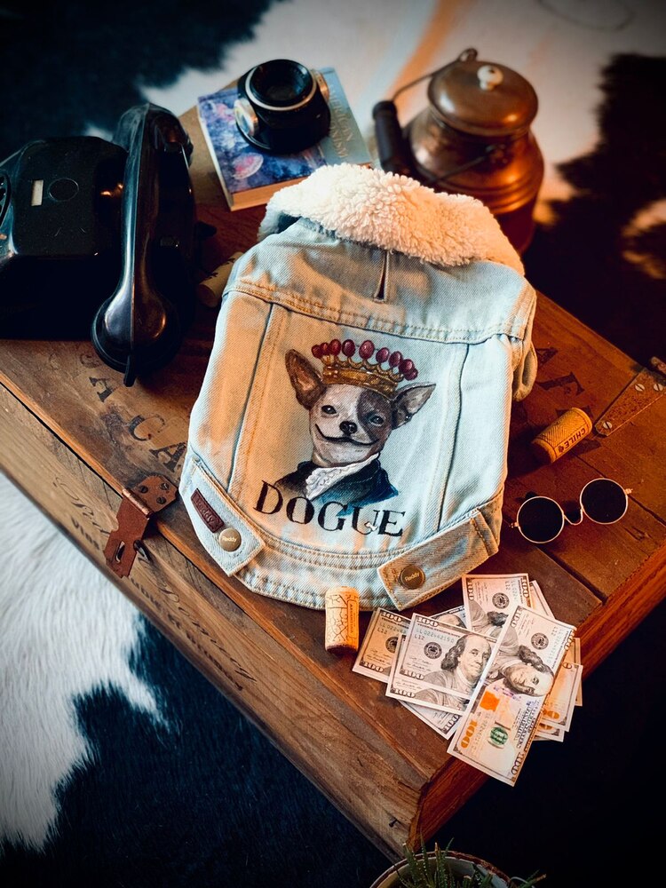 La marca también cuenta con chamarras para humanos, para quienes deseen llevar en la espalda el rostro de su mascota; Aydée las elabora en dos días.