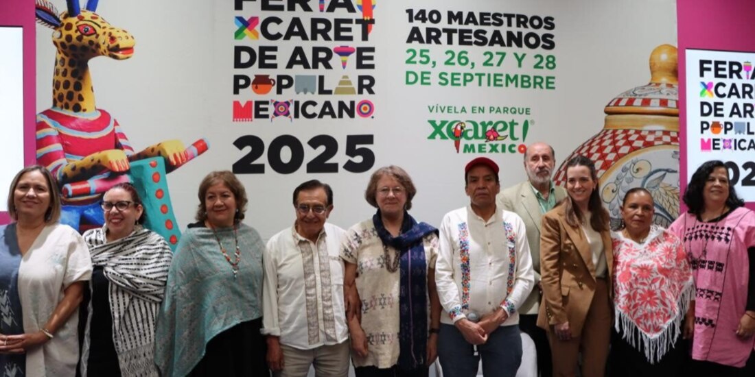 Artesanos y directivos de Grupo Xcaret, ayer, en la presentación del evento.