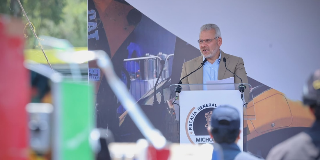 Alfredo Ramírez Bedolla atestigua la destrucción de 721 máquinas tragamonedas decomisadas en la entidad.