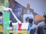 Alfredo Ramírez Bedolla atestigua la destrucción de 721 máquinas tragamonedas decomisadas en la entidad.