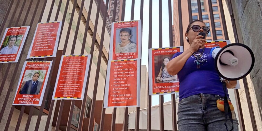 Integrantes de Unión de Madres Protectoras exhibieron, el pasado 11 de septiembre, en la CDMX, a jueces familiares que, dijeron, protegen a padres violentos y deudores.