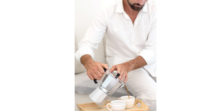 Regala una cafetera de especialidad si es amante de la bebida.