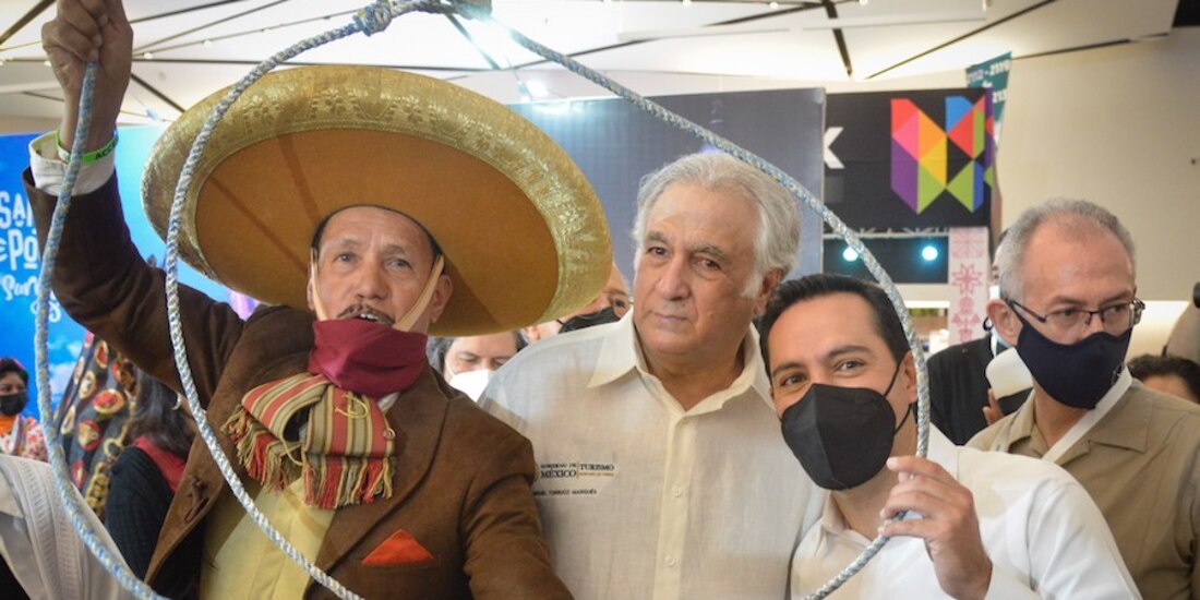 Miguel Torruco y Mauricio Vila, ayer en el tianguis.