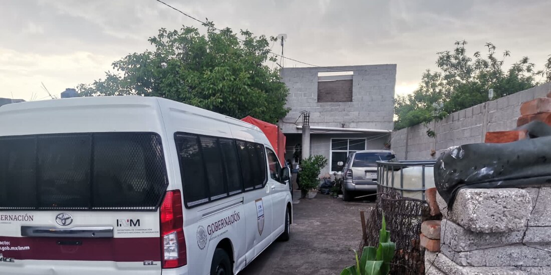 El INM informó que en Acajete, Puebla, fueron localizados 12 extranjeros irregulares. En el lugar fueron detenidos 3 connacionales.