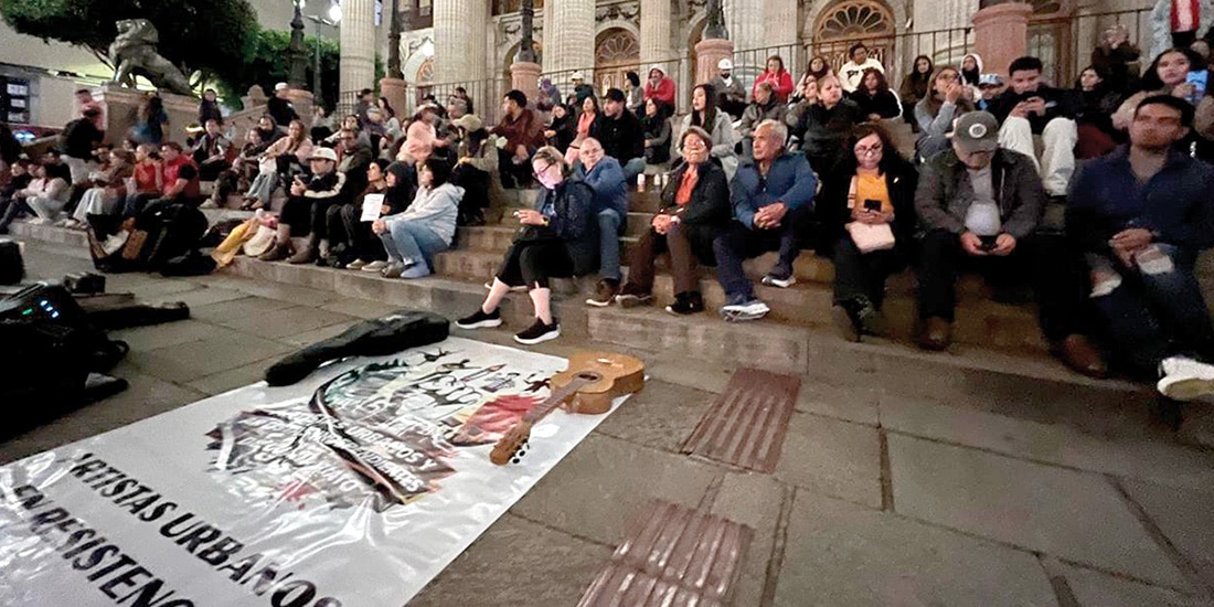 Protesta de creadores escénicos y artistas urbanos, ayer, en el Teatro Juárez.