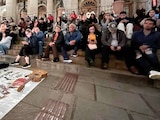 Protesta de creadores escénicos y artistas urbanos, ayer, en el Teatro Juárez.