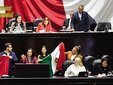 Legisladores de Morena muestran banderas de México durante la sesión en la Comisión Permanente, ayer.