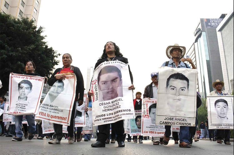 Familiares de los 43 normalistas desaparecidos de Ayotzinapa, en una protesta.