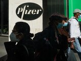 Los peatones pasan por la sede mundial de Pfizer en Nueva York, el 9 de noviembre de 2020.