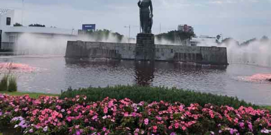 La Minerva luce con sus aguas rojas, luego de una protesta contra los feminicidios.