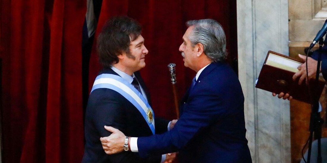 Javier Milei (izq.) recibe la banda presidencial de Alberto Fernández (der.)