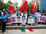 CIUDAD DE MÉXICO, 26SEPTIEMBRE2020.- A seis años de la desaparición de los 43 normalistas de Ayotzinapa, los padres de los jóvenes estudiantes marcharon desde el Ángel de la Independencia hasta la plancha del Zócalo capitalino, donde realizaron un mitin y pintas en la Puerta Mariana de Palacio Nacional. FOTO: DANIEL AUGUSTO/CUARTOCURO.COM
