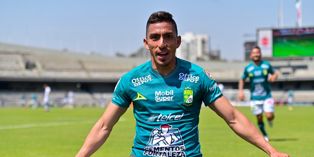 Ángel Mena, del León, celebra una anotación en el duelo ante Pumas de la Liga MX