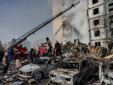 Rescatistas ucranianos laboran en un edificio alcanzado por bombas en Uman, ayer.