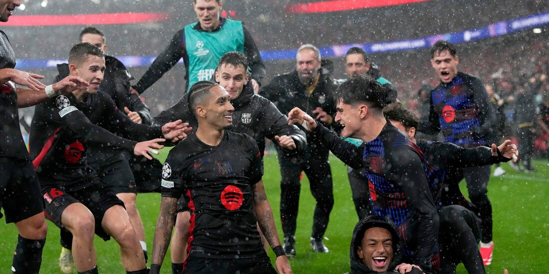 Futbolistas culés celebran el gol con el que le dieron la vuelta al partido, ayer.