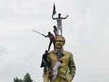 Personas treparon a la estatua de Sheikh Mujibur Rahman en Bangladesh