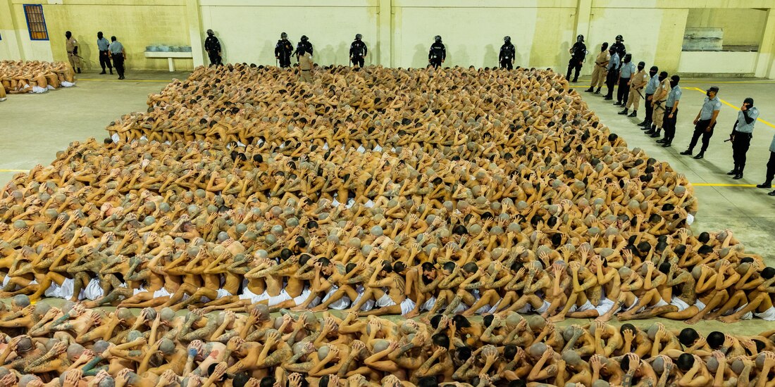 El Salvador inaugura mega prisión con el traslado de 2 mil pandilleros.