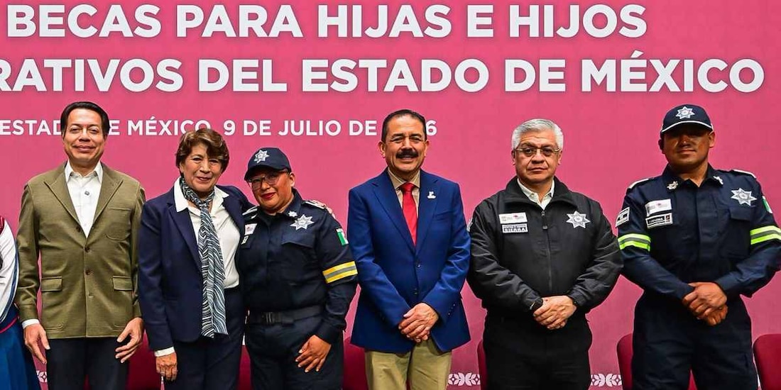 Mario Delgado y Delfina Gómez entregan becas a hijos de policías operativos del Edomex.