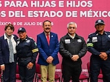 Mario Delgado y Delfina Gómez entregan becas a hijos de policías operativos del Edomex.