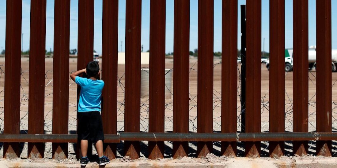 Un niño observa a través del muro fronterizo, en la frontera México-EU, en 2019.