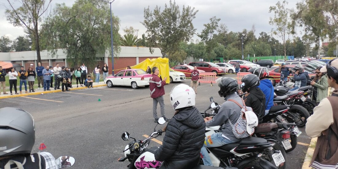 Personal de la Semov y Semovi, ayer durante la capacitación a motociclistas.