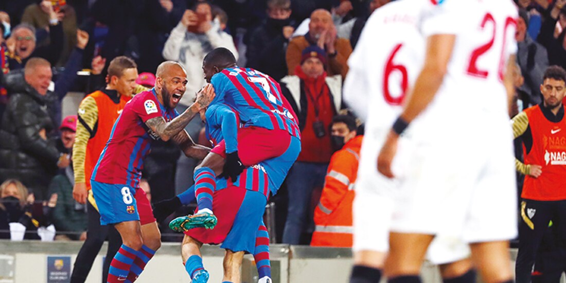 Jugadores del Barcelona festejan el tanto de la victoria, ayer, en su casa.