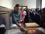 El presidente de España, Pedro Sánchez, acude a votar en unas elecciones que podrían volver a la ultraderecha al poder.