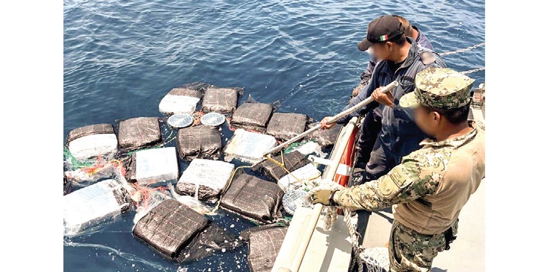 PERSONAL de la Armada de México, al asegurar los paquetes de droga en altamar, ayer.
