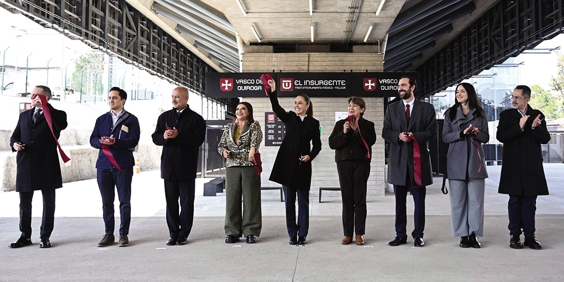 La mandataria, flanqueada por Clara
Brugada, Delfina Gómez y otros funcionarios federales, ayer
