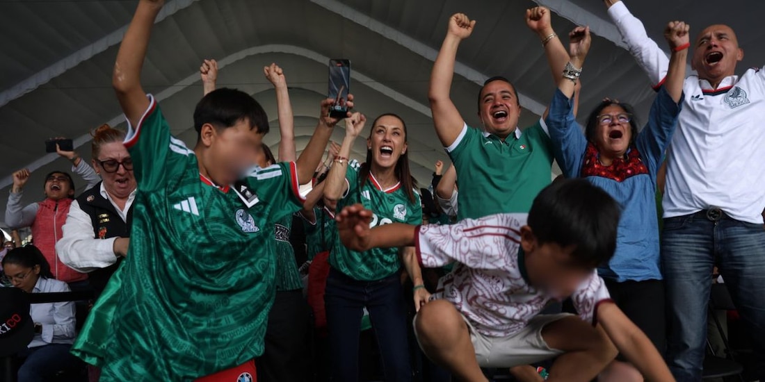 Al centro, la presidenta Claudia Sheinbaum celebrando el segundo gol de México en el partido vs Sudáfrica.