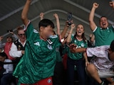 Al centro, la presidenta Claudia Sheinbaum celebrando el segundo gol de México en el partido vs Sudáfrica.