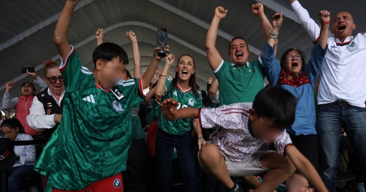 Al centro, la presidenta Claudia Sheinbaum celebrando el segundo gol de México en el partido vs Sudáfrica.