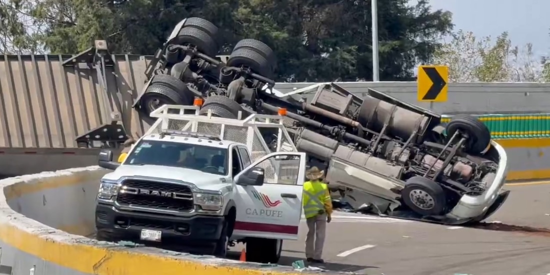Vuelva tráiler sobre la México - Cuernavaca; provoca cierre total de circulación y reportan un muerto.
