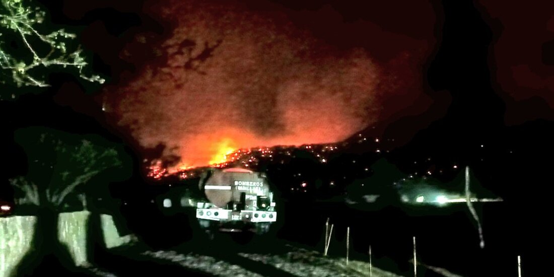 Bomberos trabajan en combatir el fuego de los incendios forestales en Guadalajara.