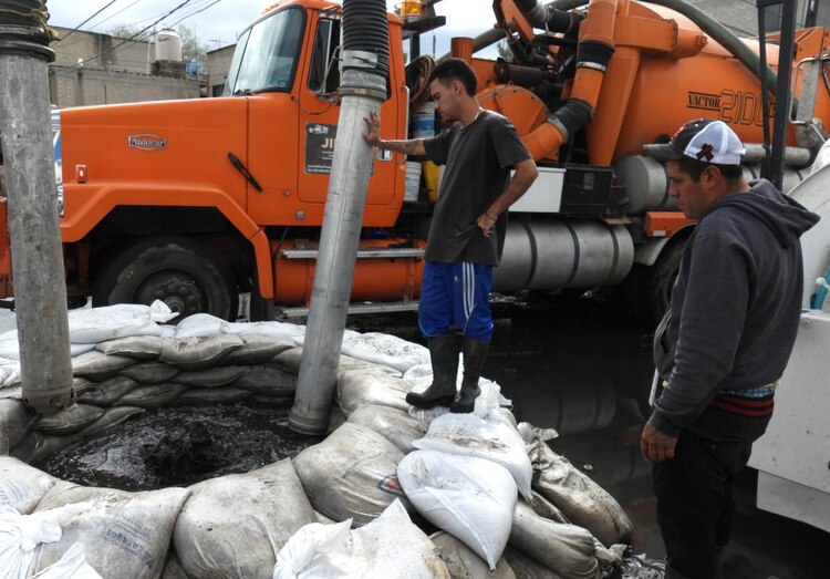 Vecinos de Chalco agradecen el apoyo del gobierno tras las inundaciones y destacan el trabajo conjunto para restablecer la tranquilidad en la zona.
