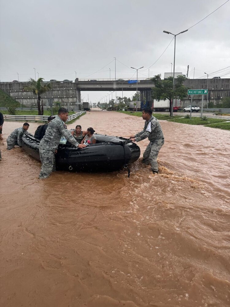 Elementos de la GN auxiliaron a la población.