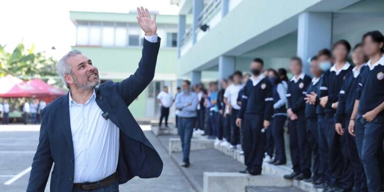 El gobernador Alfredo Ramírez Bedolla pidió a las nuevas generaciones ser libres y buscar la felicidad.