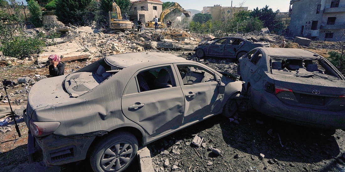 EQUIPOS DE RESCATE buscan víctimas entre los escombros de un edificio destruido por un ataque aéreo israelí en Kfar Rumman, Líbano, ayer