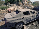 EQUIPOS DE RESCATE buscan víctimas entre los escombros de un edificio destruido por un ataque aéreo israelí en Kfar Rumman, Líbano, ayer